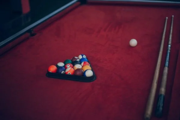 snooker cue and balls